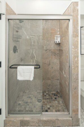 Een douche, een haardroger, handdoeken, zeep