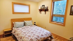 2 bedrooms, free WiFi, bed sheets - Cooke City Cosmopolitan - Downtown Cooke City and backed up to Soda Butte Creek (Cooke City)