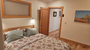 Room - Incredible views, right in downtown Cooke City and backed up to Soda Butte Creek (Cooke City)