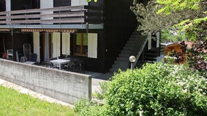 A modern building with a balcony, outdoor seating, and a staircase. - Ski-in/ Ski-out Nordostwand 4-Bett-Ferienwohnung by Interhome (Grindelwald)