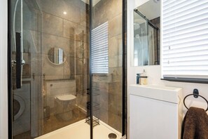 Bathroom - Countryside Lodge in Bulmer, Suffolk (Bulmer)