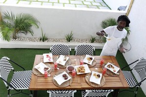 Outdoor dining - Private Pool Retreat | Chef Breakfast | Ocho Rios (Ocho Rios)