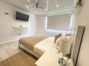Tabla de planchar con plancha, wifi y ropa de cama 