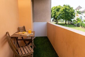 Outdoor dining - Luxury Ocho Rios Condo | Pool | Near Beach (Ocho Rios)