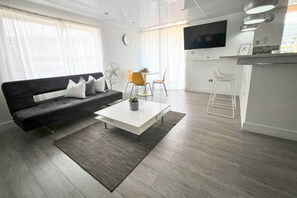 TV - Oceanview 2BR | Beach Access | Turtle Towers (Ocho Rios)
