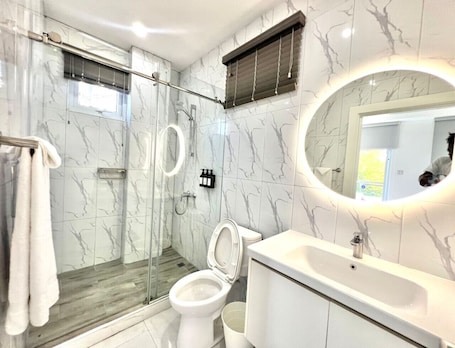 Bathroom. Modern 2BR Condo | Pool | Prime Kingston 6