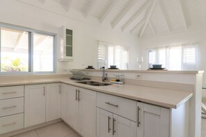 Refrigerador, microondas, cafetera/tetera, utensilios de cocina