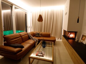 TV, fireplace - Moderne Villa mit Infinity-Pool im Bergdorf Veliko Brdo by Interhome (Makarska)