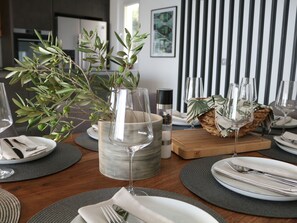 Dining - Moderne Villa mit Infinity-Pool im Bergdorf Veliko Brdo by Interhome (Makarska)