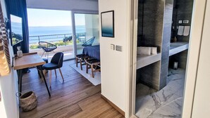 A modern room with a balcony, a dining area, and a bathroom with a marble floor. - Moderne Villa mit Infinity-Pool im Bergdorf Veliko Brdo by Interhome (Makarska)