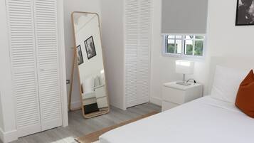 Een bureau, een strijkplank/strijkijzer, wifi, beddengoed
