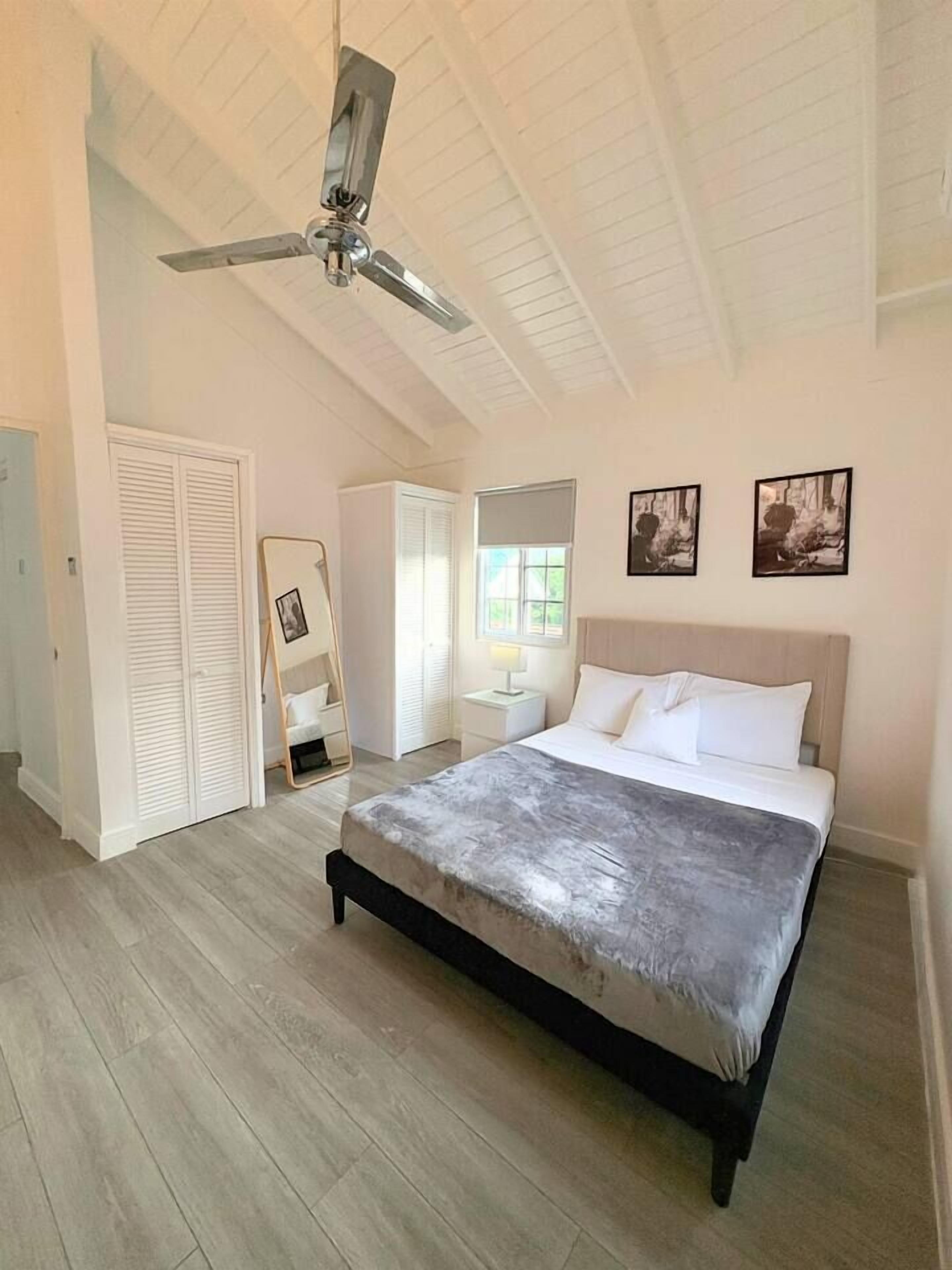 Desk, iron/ironing board, WiFi, bed sheets