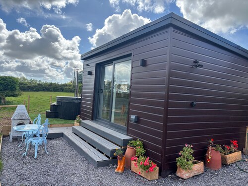 Hot Tub Getaway, Snowdon Views, Peaceful Stay