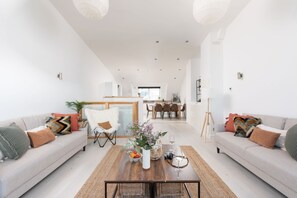 Smart TV - Trelantis, 5 Gwelva - Sea view, 250m to beach, Pets welcome (Newquay)