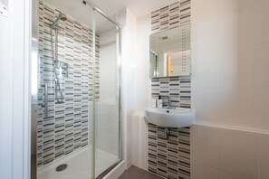 Shower, hair dryer, towels - Trelantis, 5 Gwelva - Sea view, 250m to beach, Pets welcome (Newquay)