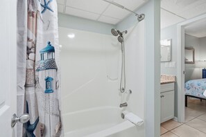 Dusche, Haartrockner, Handtücher