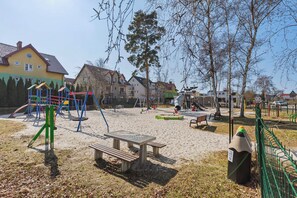 Children’s area - Vacation apartment right on the beach. Sea view from the terrace of the building. Garage (Mrzeżyno)