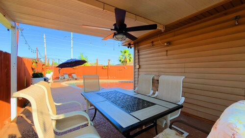 Peaceful Studio with Pool Near Airport Retreat