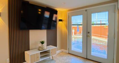 Peaceful Studio with Pool Near Airport Retreat