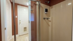 Shower, hair dryer, towels, soap - Peaceful Studio with Pool Near Airport Retreat (Kenner)
