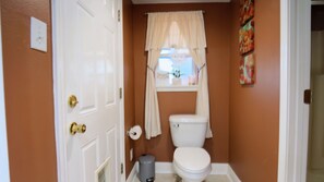 Shower, hair dryer, towels, soap - Peaceful Studio with Pool Near Airport Retreat (Kenner)