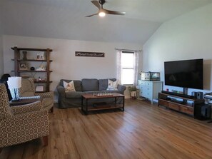 Living area - Peaceful 3-bedroom house in charming Stillwater for your getaway (Stillwater)