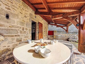 Outdoor dining - Gite de la chapelle by Interhome (Queyssac-Les-Vignes)