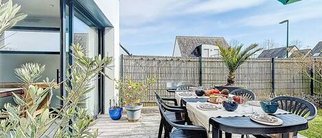 屋外ダイニングエリア