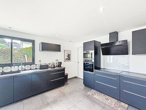Fridge, microwave, oven, dishwasher - Maison Des Lupins by Interhome (Brec'h)