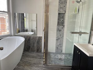 Bathroom - S11 spacious one room one bathroom ,queen villege,share kitchen (Philadelphia)