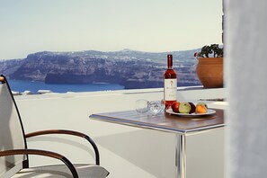 Outdoor dining - Santorini Caldera view Romantic Suite (Santorini)