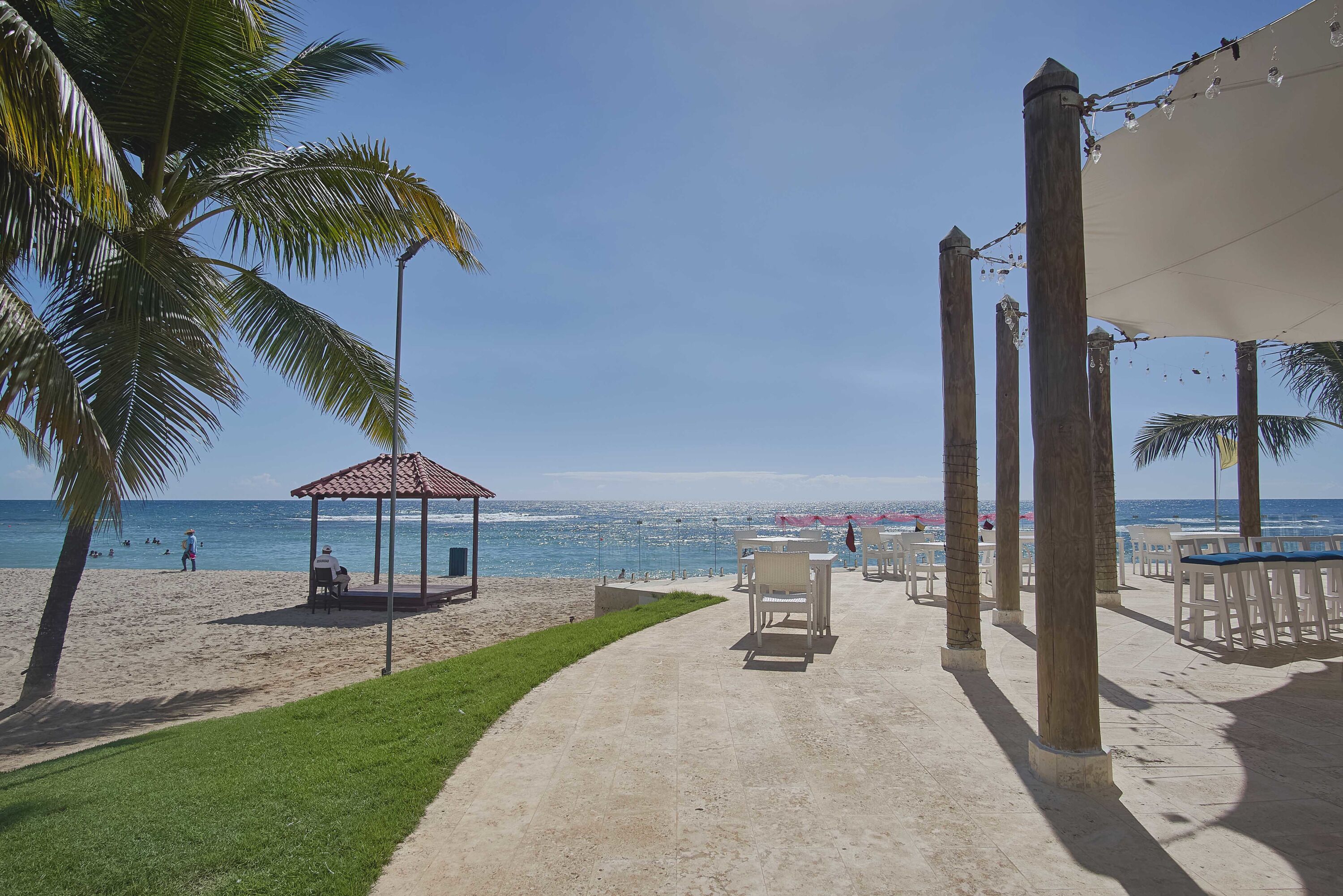 Una terrazza fronte mare con un gazebo, posti a sedere all'aperto e vista sull'oceano.