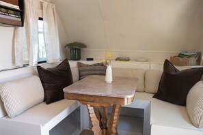 Dining - Lucky Otter Camper -- A Cozy Lakeside Nook (Mount Nebo)