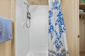 Hair dryer - Private Balcony • Walk to Beach + Downtown (Hilo)