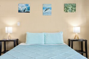 Desk, iron/ironing board, travel crib, WiFi - Private Balcony • Walk to Beach + Downtown (Hilo)