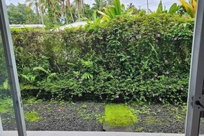 Property grounds - Private Balcony • Walk to Beach + Downtown (Hilo)