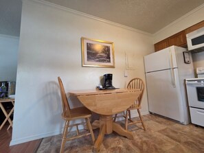 Private kitchen - 2BR Tongass retreat, perfect for your stay in Juneau (Juneau)