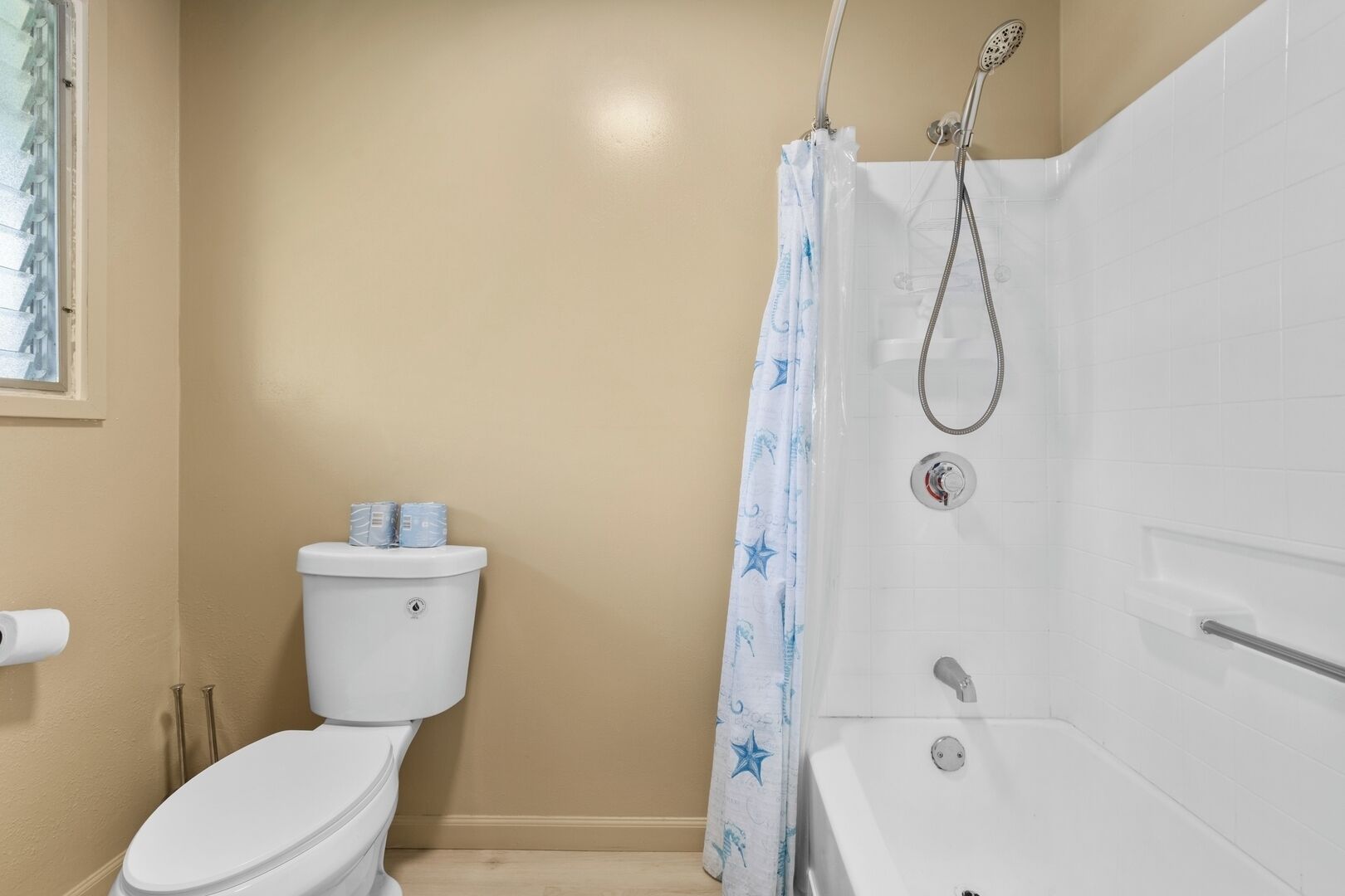 Ein Badezimmer mit Toilette, Dusche und Badewanne.