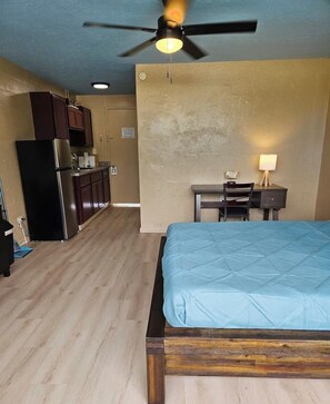 Room - Walk to Beach • Balcony + Garden Views / Sleeps 2 (Hilo)