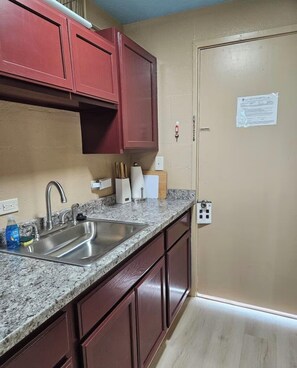 Private kitchen - Walk to Beach • Balcony + Garden Views / Sleeps 2 (Hilo)