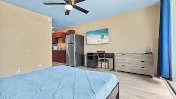 Schreibtisch, Bügeleisen/Bügelbrett, Reisekinderbett, WLAN