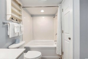 Douche, sèche-cheveux, serviettes fournies, shampoing