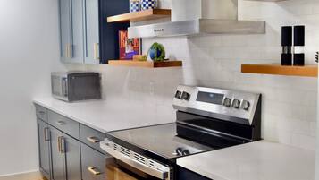 Réfrigérateur, four à micro-ondes, un four, surface de cuisson