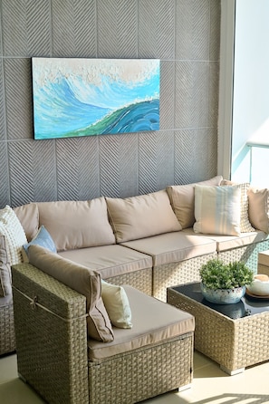 Un salon moderne avec un canapé, des fauteuils et une table basse.