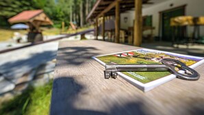 Une table en bois, une carte et une clé en métal.