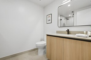 Shower, hair dryer, towels - 501-2903 Luxury Ocean View from Balcony Rooftop Pool & GYM (Miami)