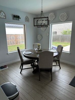 Dining - Charming house in the heart of Mission with Pool (Mission)