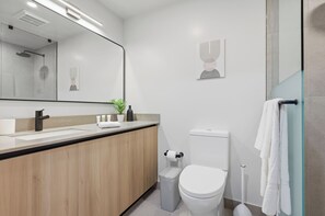 Shower, hair dryer, towels - 501-3403 Luxury Ocean View from Balcony Rooftop Pool & GYM (Miami)