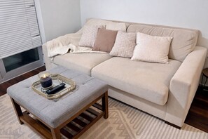 TV - Cozy 2BR Apartment, 5 min to Rittenhouse Square, Easy Access to Stadiums! (Philadelphia)