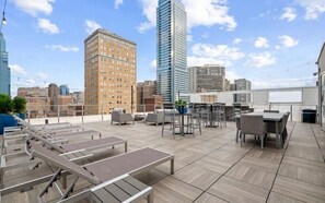 Outdoor dining - Cozy 2BR Apartment, 5 min to Rittenhouse Square, Easy Access to Stadiums! (Philadelphia)